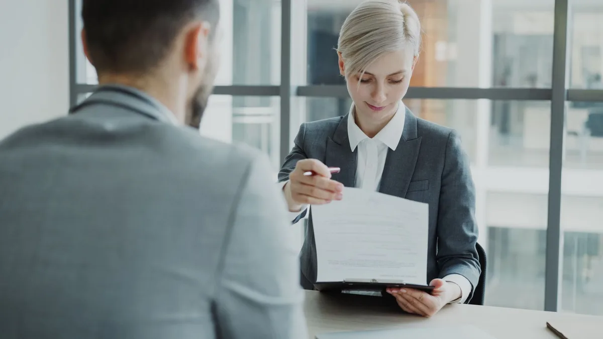 Salarié consultant des documents d'entreprise et des accords collectifs