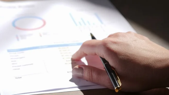 Mains tenant une facture commerciale avec modifications légales, stylo prêt à actualiser le texte