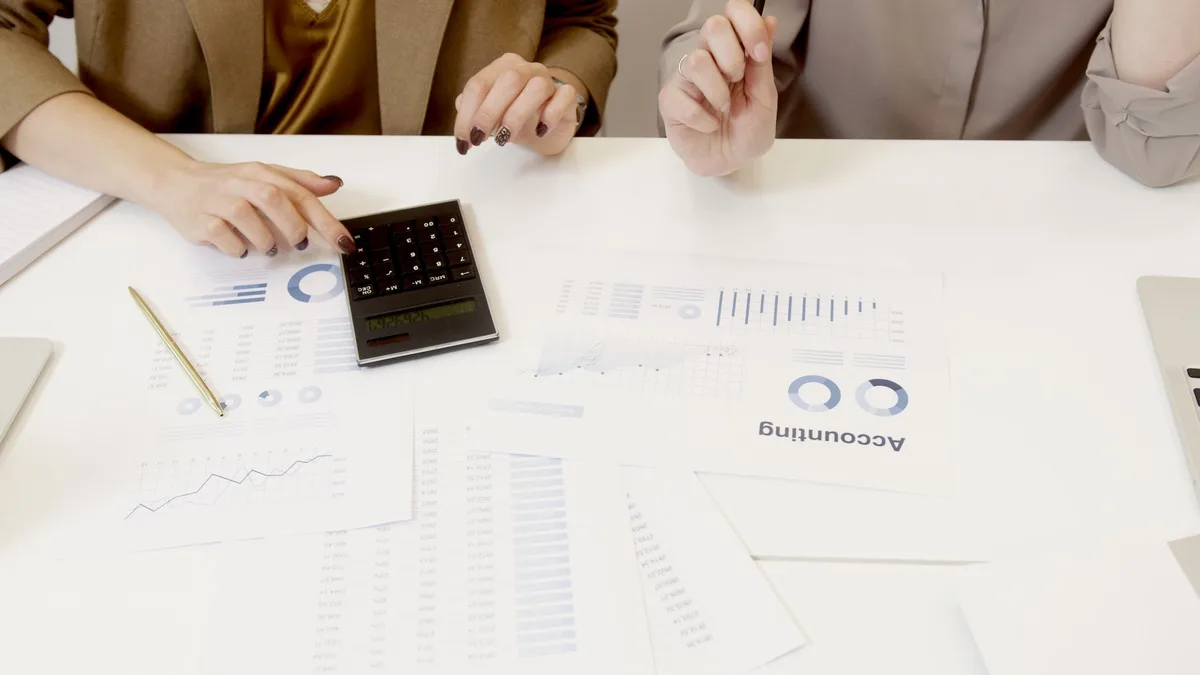 Comparaison de frais bancaires sur feuille de calcul professionnelle