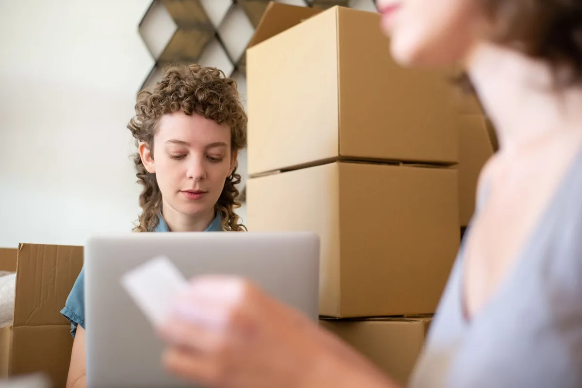 Boîtes et colis entreposés dans un entrepôt de stockage européen