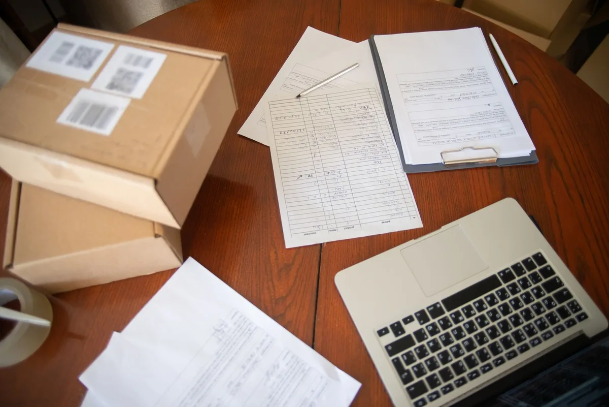Documents administratifs et amendes sur un bureau, symbolisant les risques financiers des infractions