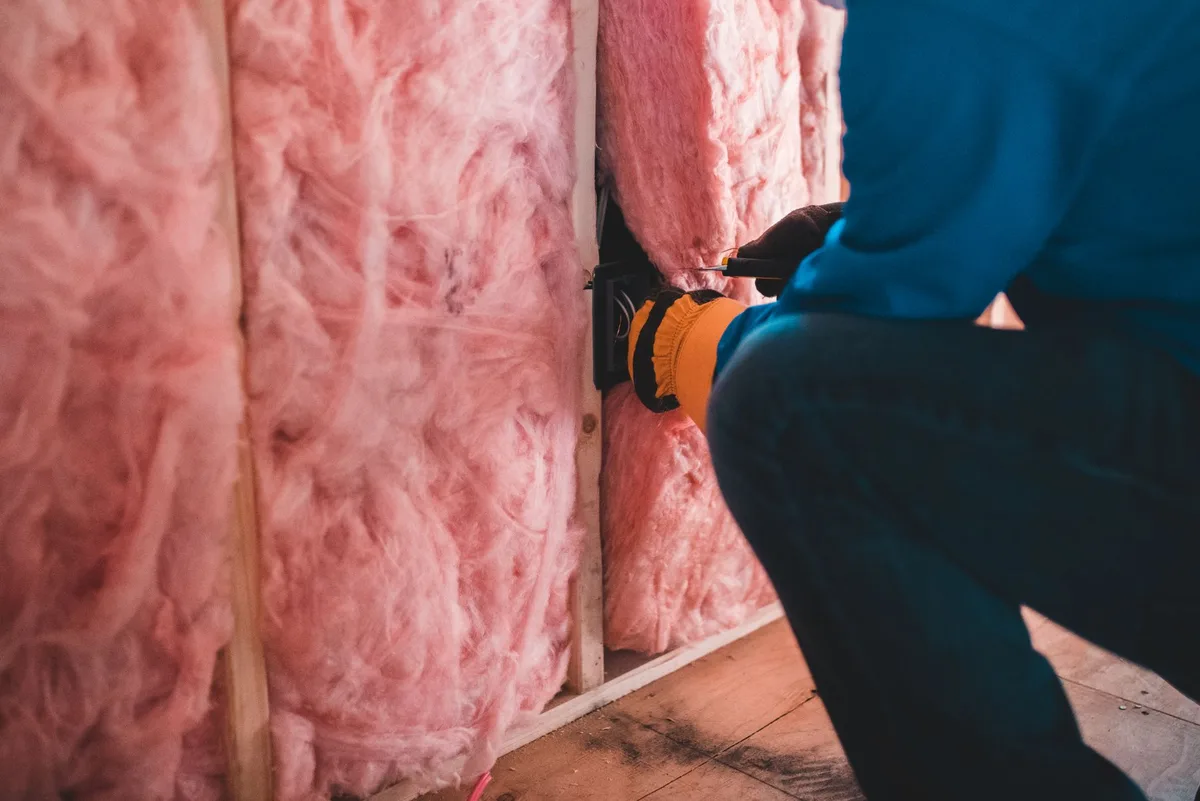 Maison en rénovation avec isolation thermique et panneaux énergétiques