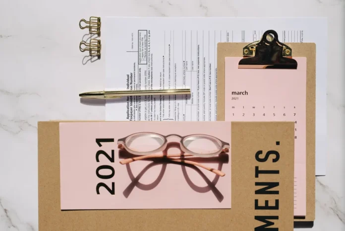Documents RH, checklists de conformité et calendrier sur un bureau avec un stylo marquant les dates de printemps Documents RH, checklists de conformité et calendrier sur un bureau avec un stylo marquant les dates de printemps