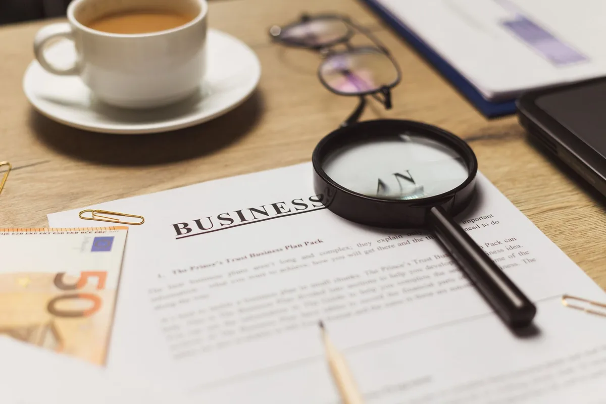 Documents de projet et plan d'affaires pour un café de village sur un bureau