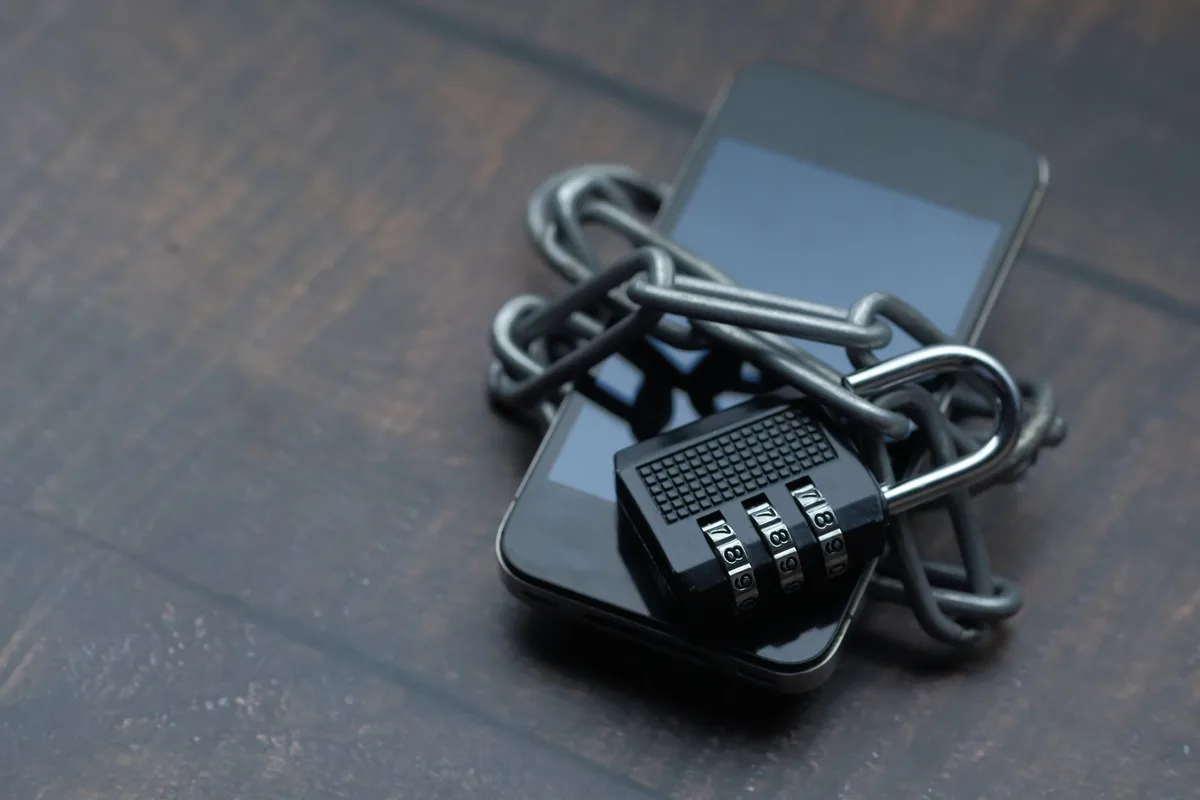 Téléphone mobile avec application Outlook activée et verrou biométrique affiché