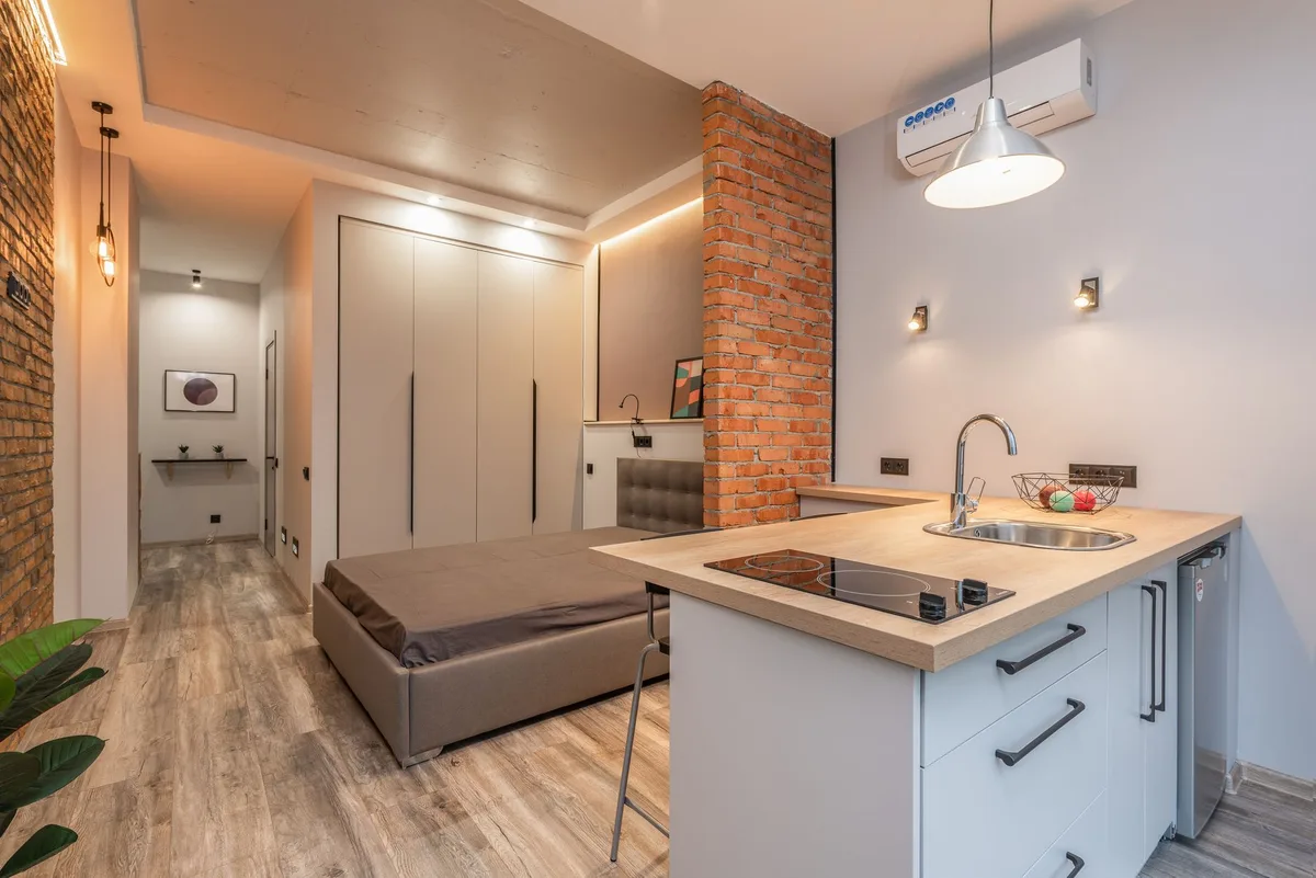 Logement rénové avec installation de radiateurs modernes et isolation thermique visible