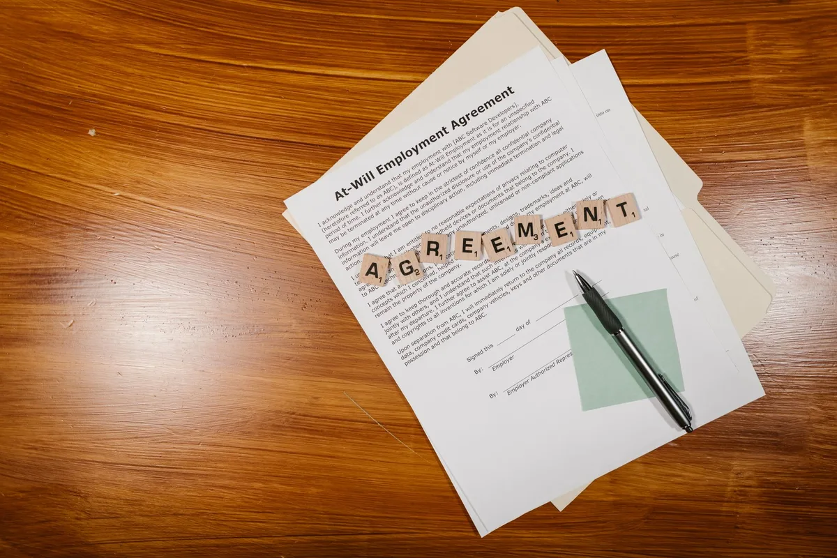 Mise en demeure écrite et documents officiels sur un bureau