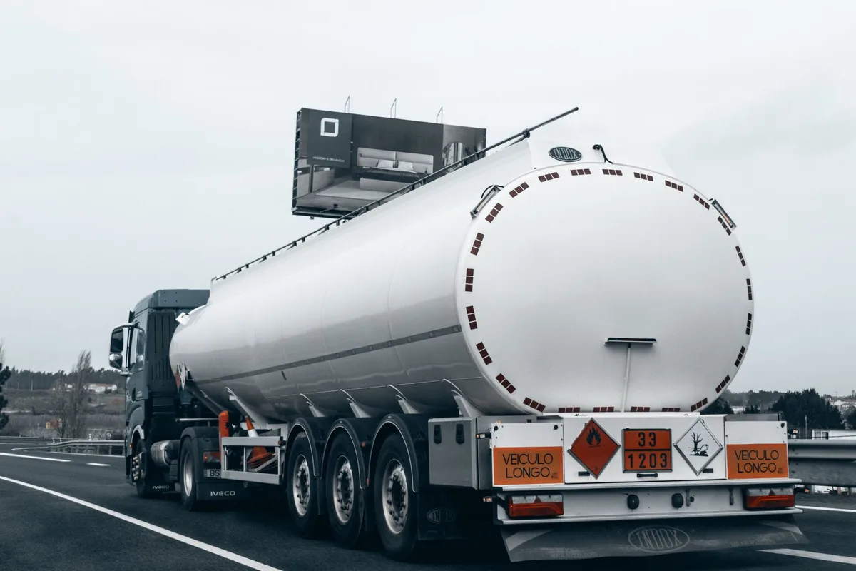 Camion de transport routier navigant sur une route, symbolisant les secteurs affectés par la hausse des prix