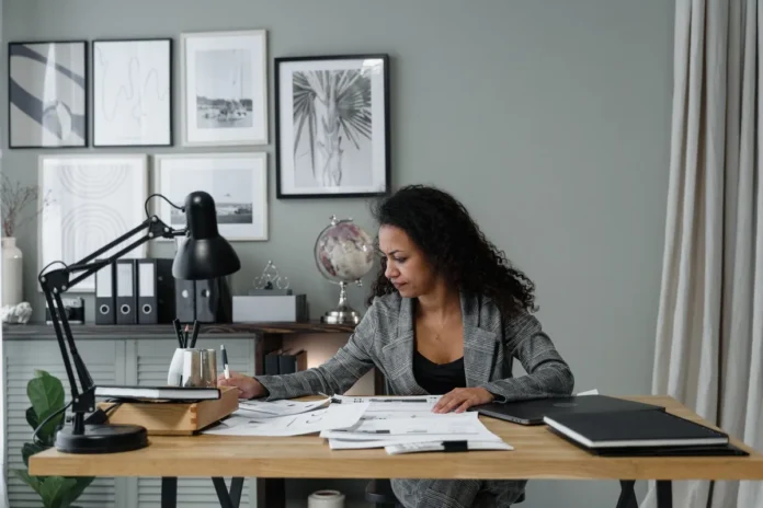 Responsable RH consultant des documents de paie et avis de conformité sur son bureau Responsable RH consultant des documents de paie et avis de conformité sur son bureau