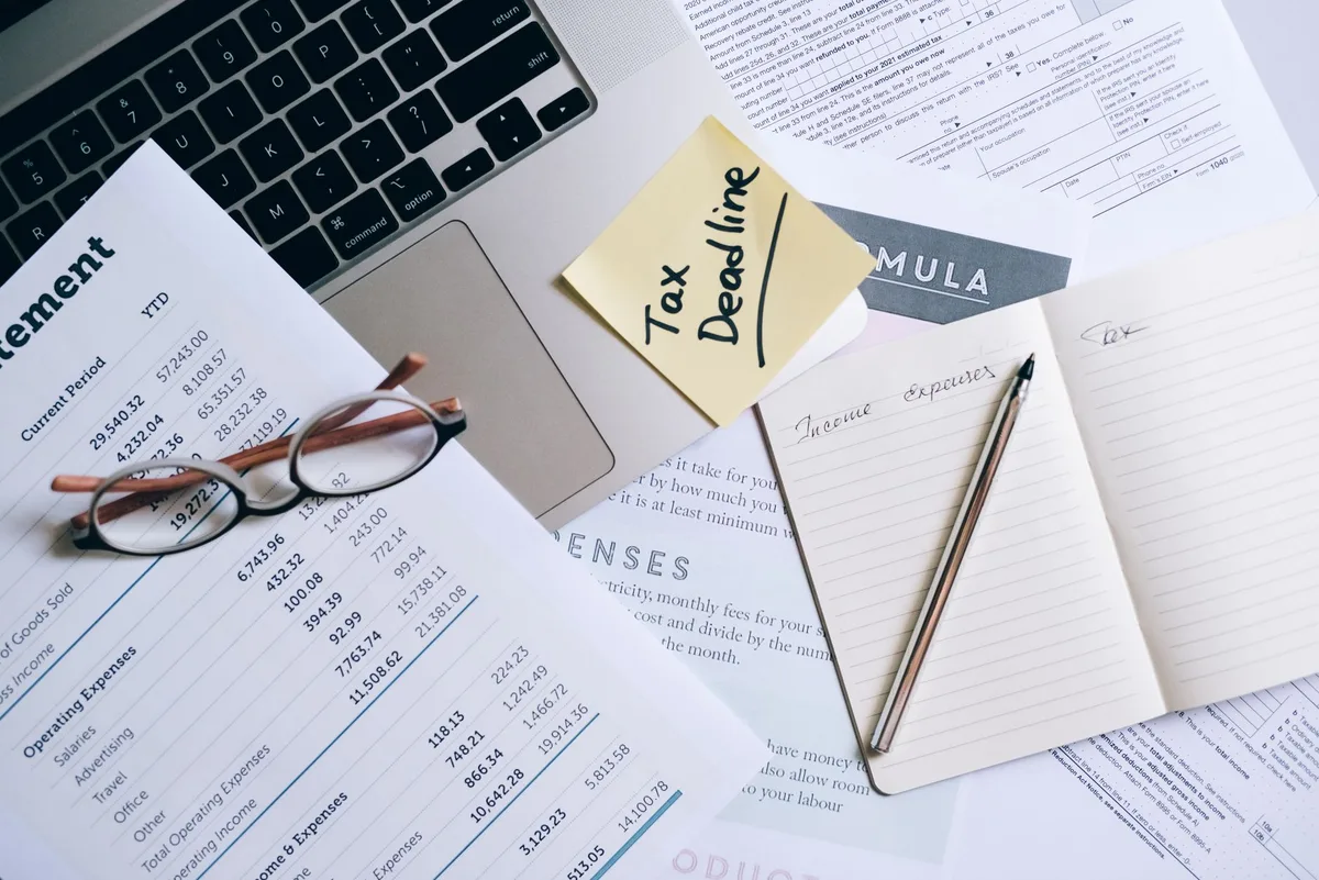 Liste de contrôle et calendrier professionnel avec des cases à cocher