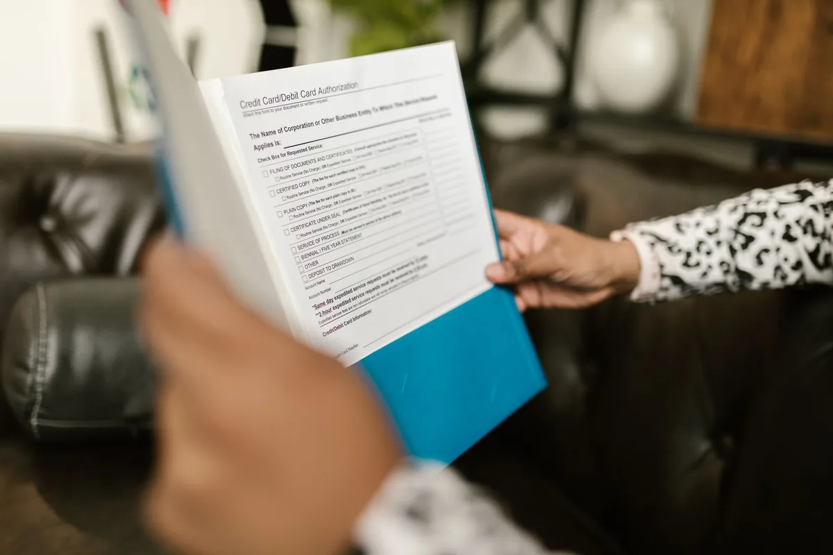 Entrepreneur examinant des documents et une liste de vérification