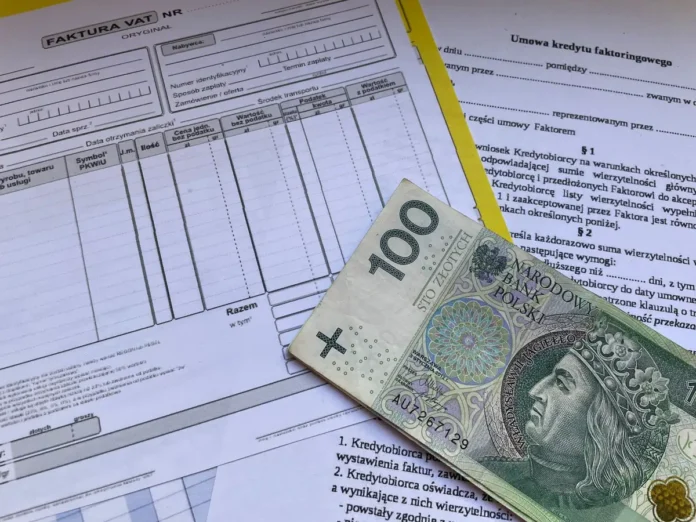 Poste de travail avec factures, ordinateur portable et documents numériques de paiement Poste de travail avec factures, ordinateur portable et documents numériques de paiement