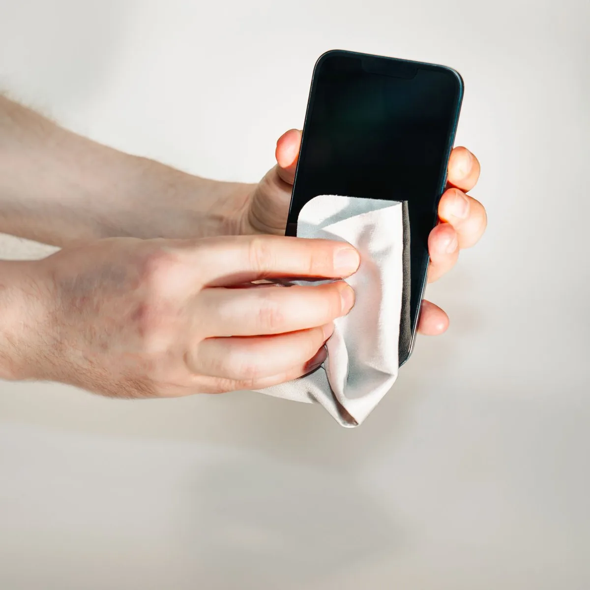 Nettoyage et préparation d'un smartphone pour la reprise, avec vérification de l'écran et des accessoires