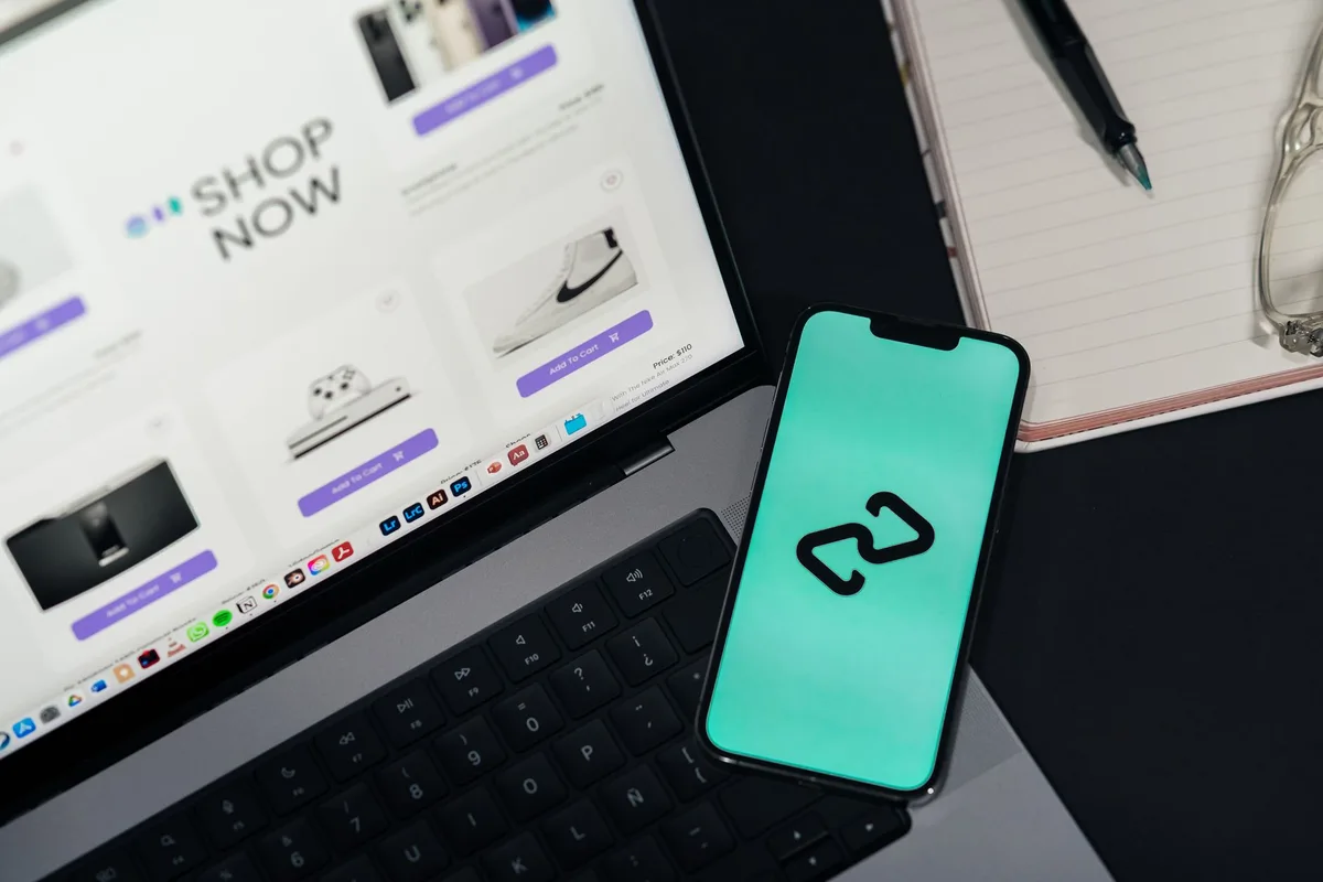 Plateforme de vente en ligne pour téléphones d'occasion, montrant options de reprise sécurisée
