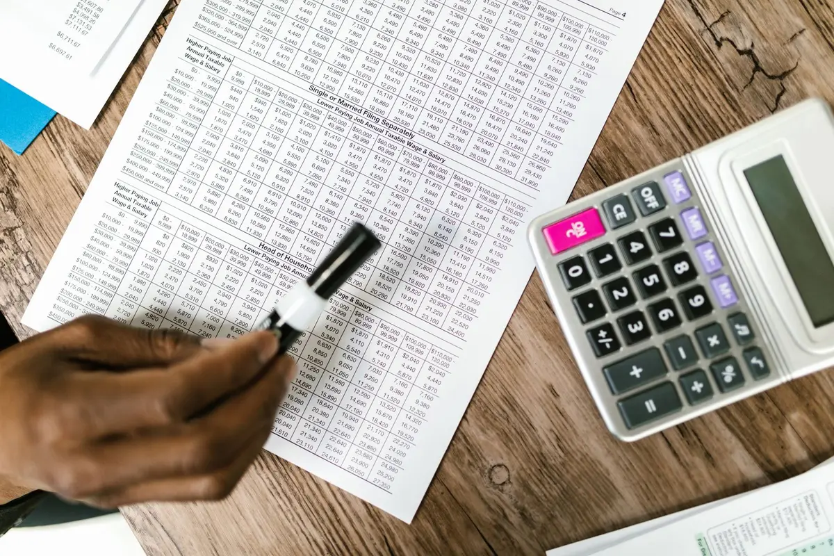 Tableau de calcul montrant l'impact des frais d'arrérage sur une rente mensuelle et annuelle