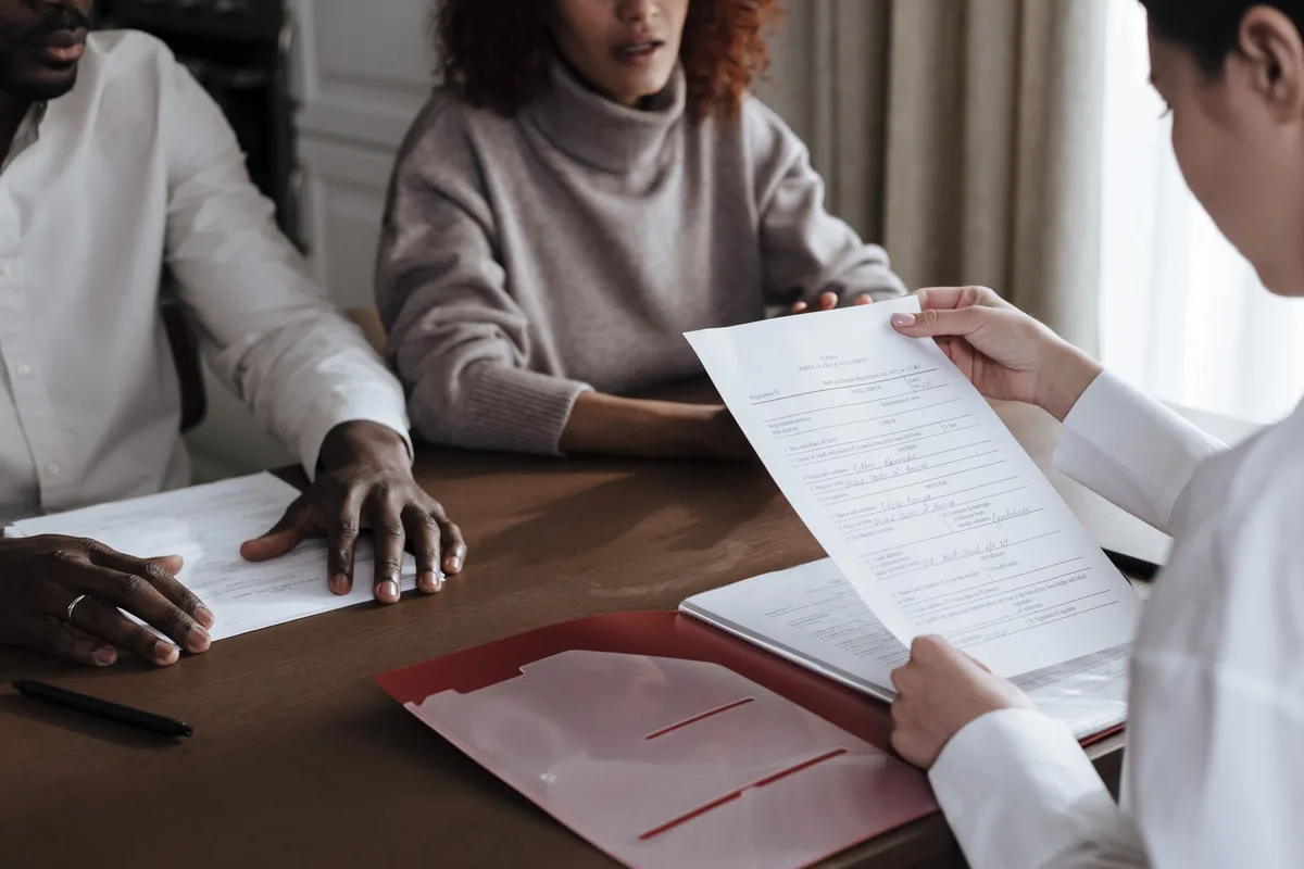 Personne consultant des documents de contrat d'assurance retraite avec un conseiller