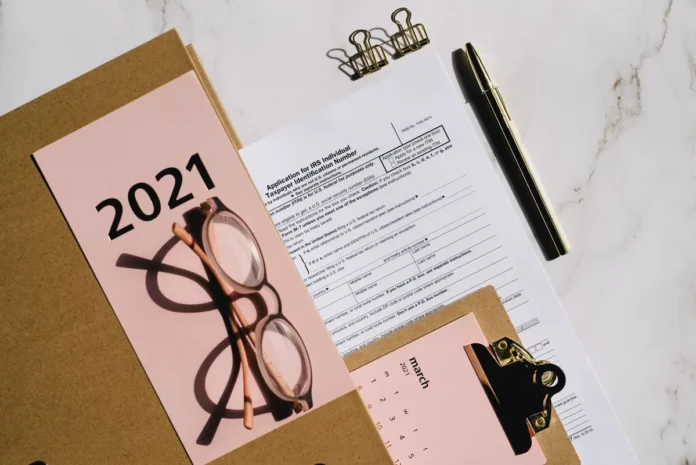 Documents administratifs français avec codes d'immatriculation et tampons officiels sur un bureau Documents administratifs français avec codes d'immatriculation et tampons officiels sur un bureau