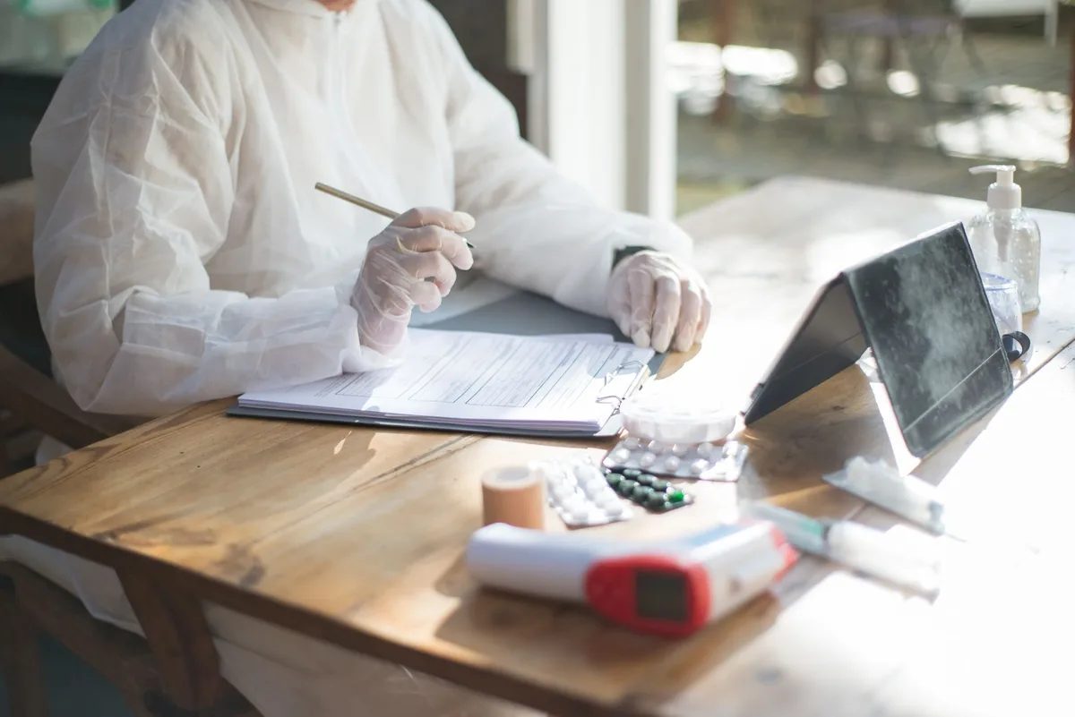 Thermomètre et verre d'eau sur un bureau pour évaluer les conditions de travail en cas de chaleur