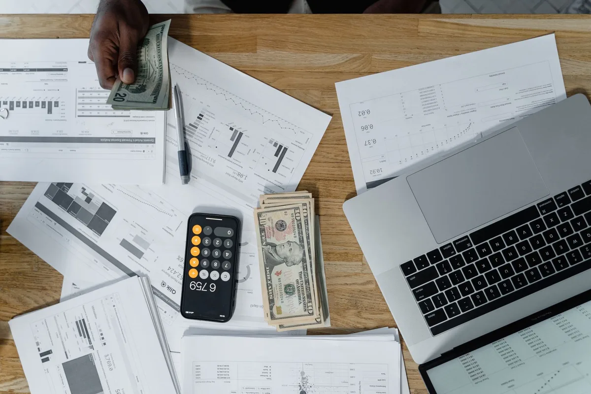 Documents administratifs URSSAF et dossiers de cotisations patronales sur un bureau.