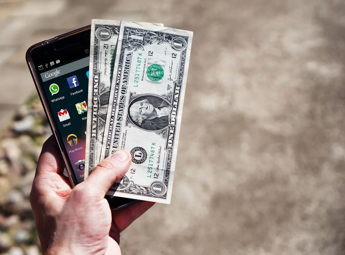 Écran d'application bancaire mobile montrant la fonction de remise de chèque