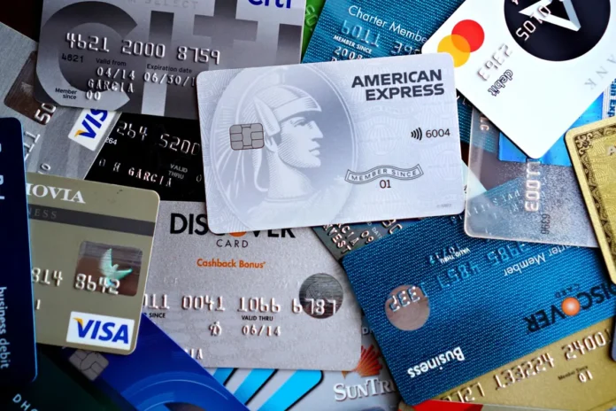 Mains d'un professionnel préparant et signant un chèque pour dépôt bancaire Mains d'un professionnel préparant et signant un chèque pour dépôt bancaire
