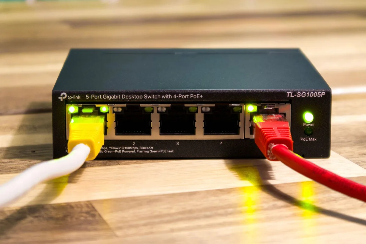Câble Ethernet branché sur un routeur WiFi moderne
