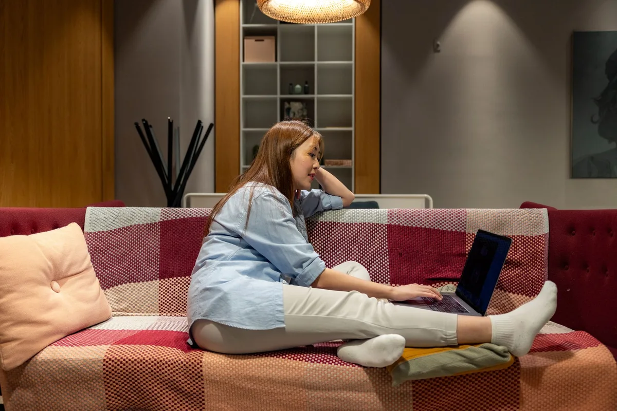 Personne travaillant à domicile avec flexibilité horaire pour concilier travail et responsabilités familiales