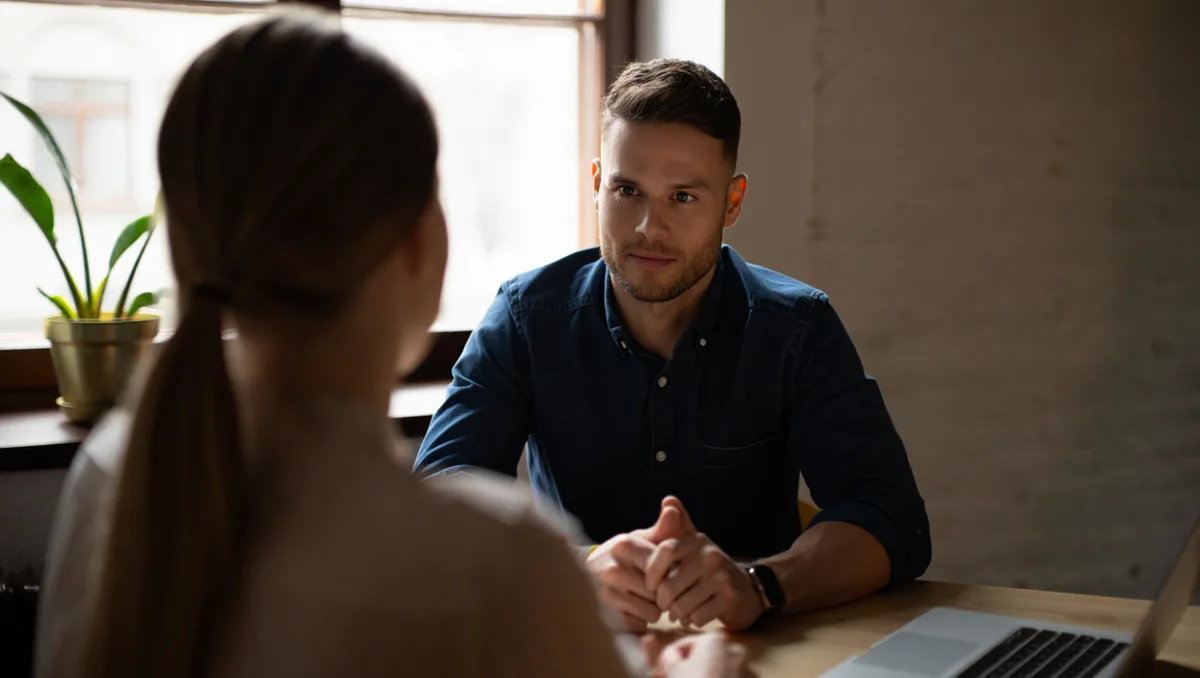 Comment accompagner un collaborateur sans tout dévoiler ? — Beaucoup de salarié·e·s ne souhaitent pas exposer les détails de la situation familiale. L’emploi d’un dispositif de confidentialité et la possibilité d’un entretien avec un interlocuteur RH formé permettent d’offrir un accompagnement