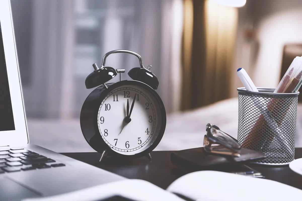 Horloge bancaire symbolisant les délais de régularisation d'un chèque rejeté