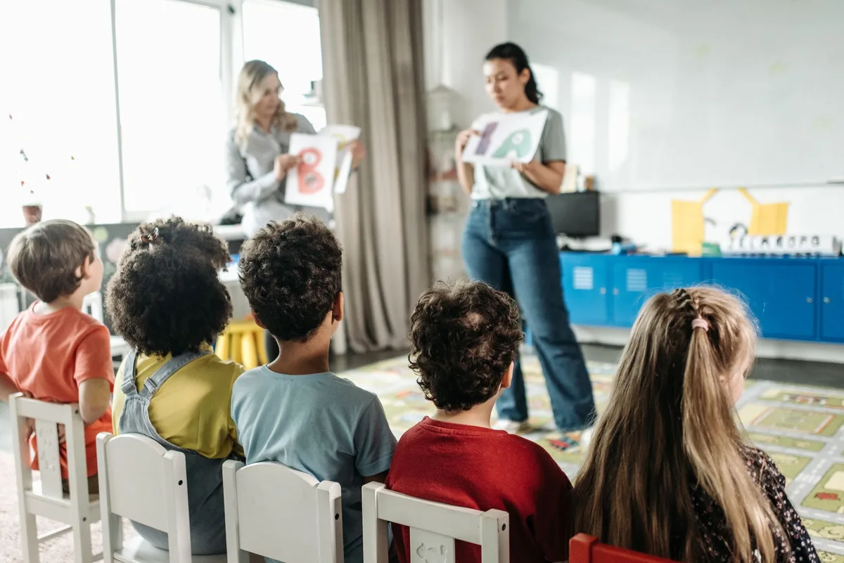 Enseignant interagissant avec des enfants dans une salle de classe