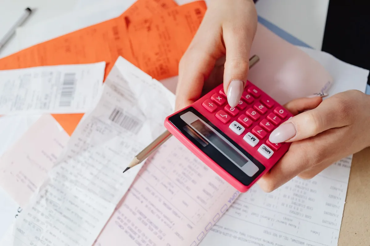 Personne calculant les taxes sur une facture au bureau