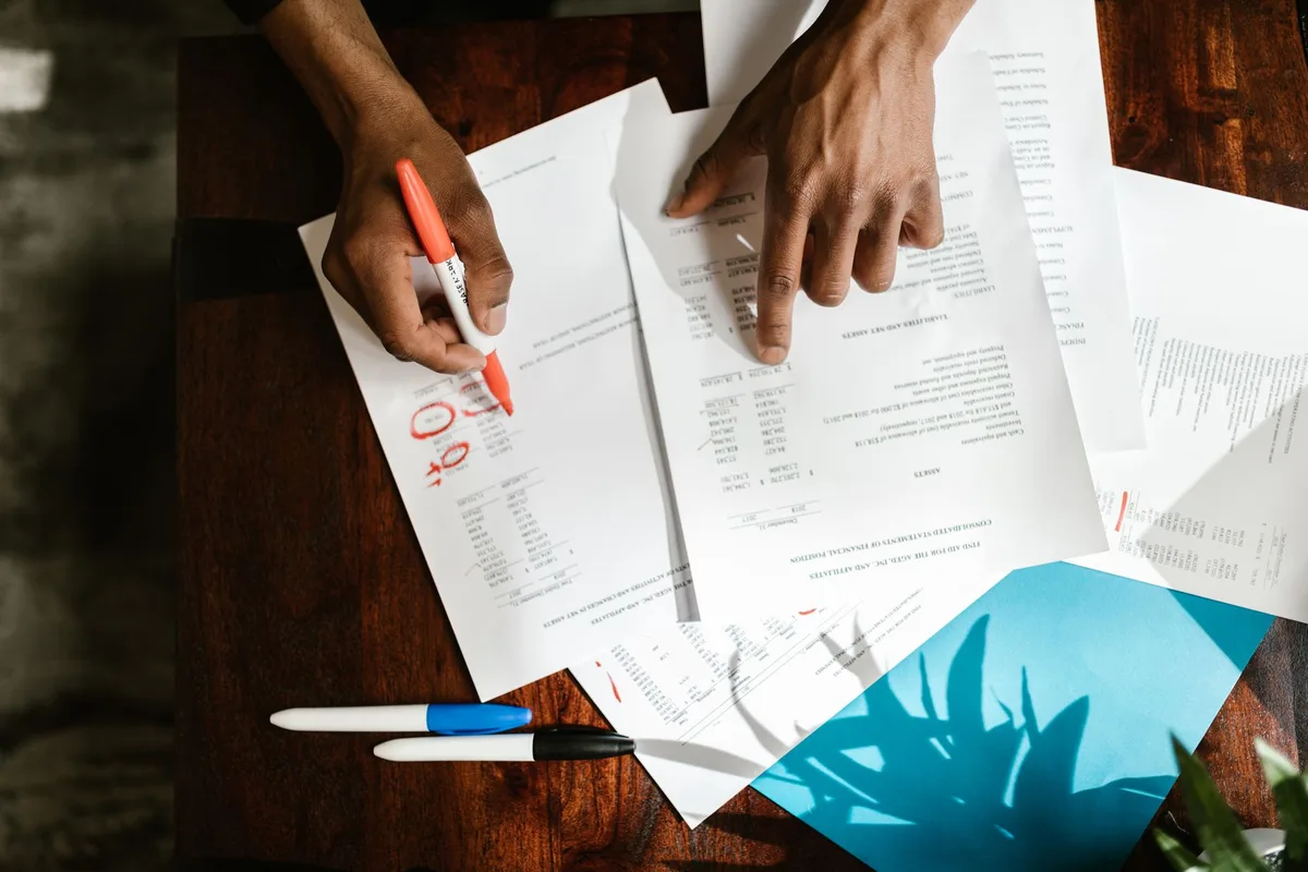 Documents de contrôle fiscal et factures vérifiées sur un bureau