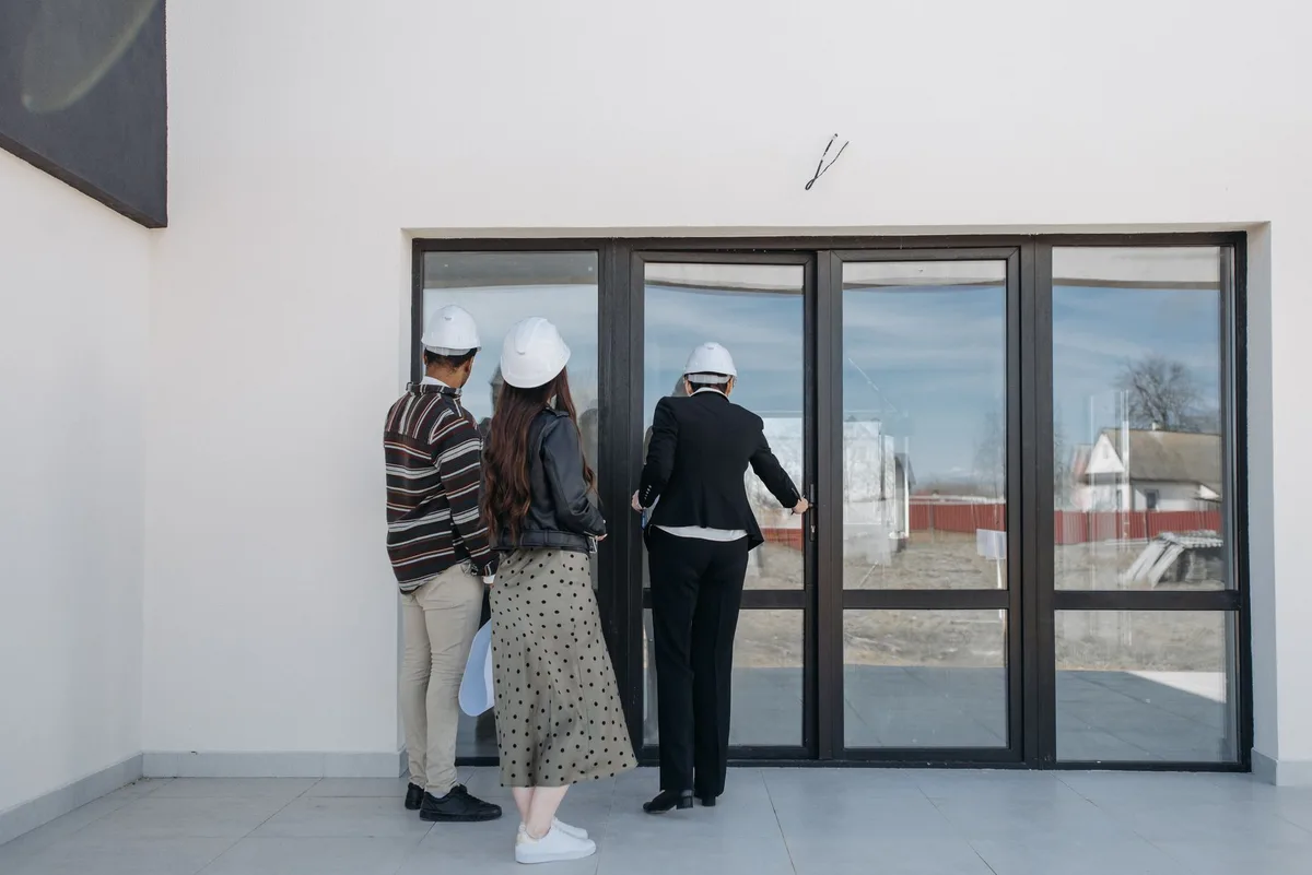 Visite d'un local commercial vide montrant la surface, configuration et éléments d'accessibilité