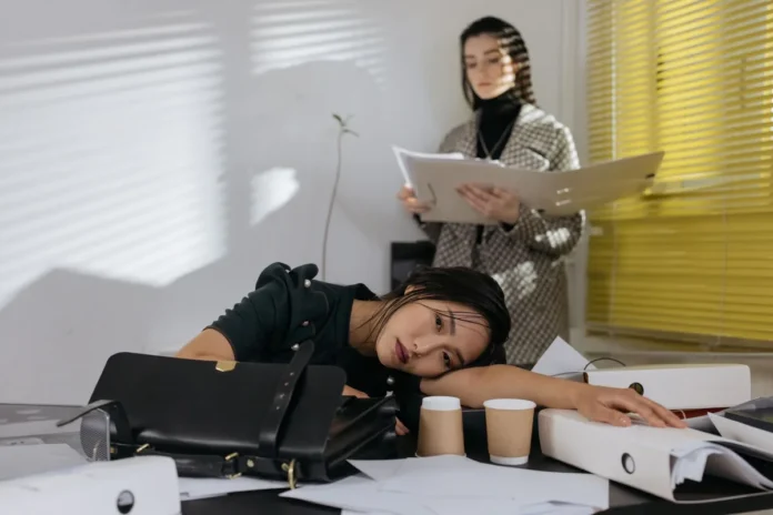 Deux collègues de travail à proximité dans un bureau ouvert, regard échangé discret et ambiance professionnelle tendue. Deux collègues de travail à proximité dans un bureau ouvert, regard échangé discret et ambiance professionnelle tendue.