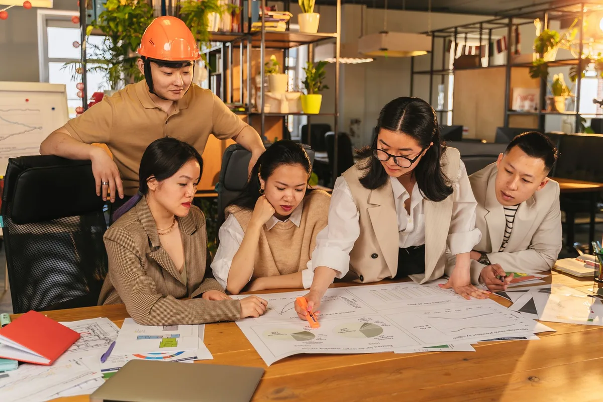 Réunion entre commerçants et artisans autour d'une table pour planifier une action collective