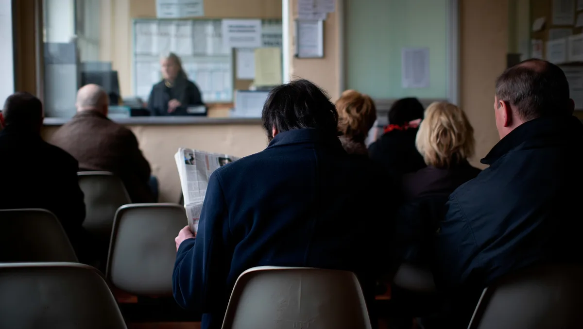 Quelles modifications concrètes la loi apporte‑t‑elle aux droits au chômage ? — La réforme votée début juin 2026 ne change pas les conditions formelles de la rupture conventionnelle : entretien préalable, convention signée, homologation et versement d’une indemnité minimale restent en