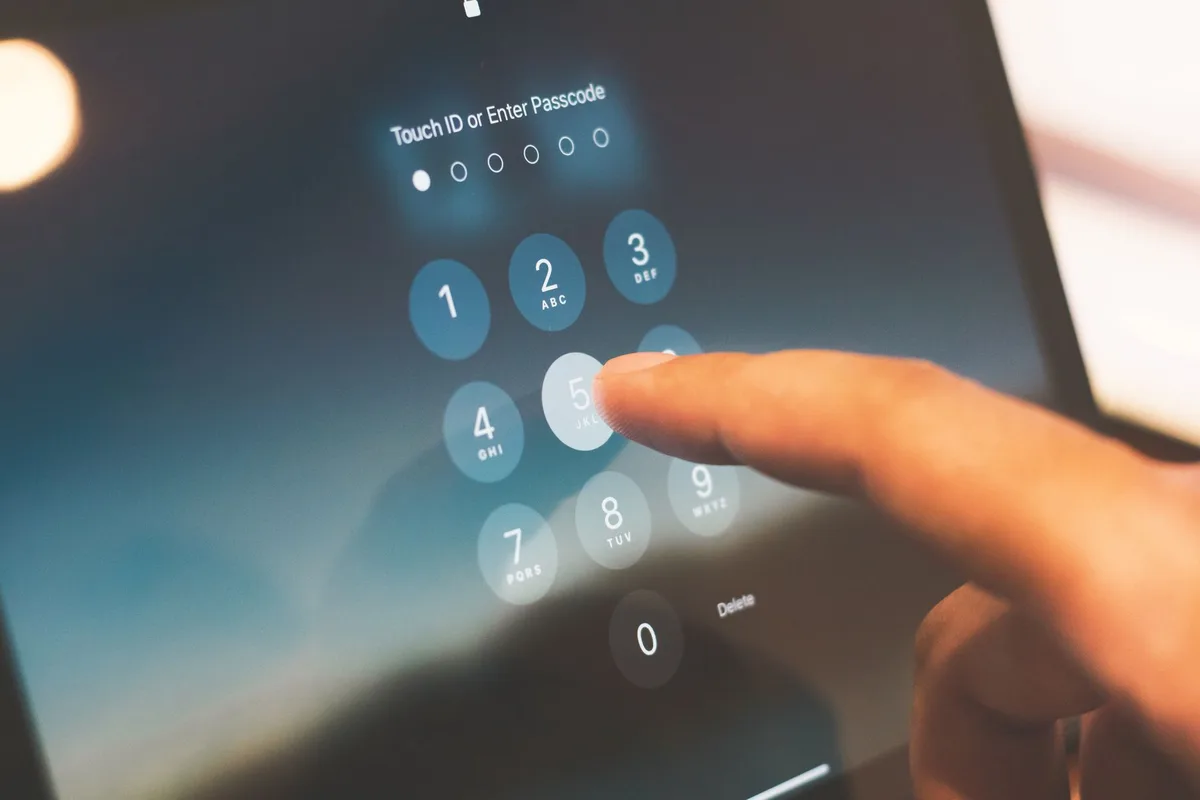 Téléphone affichant un code de vérification à deux facteurs pour sécuriser un compte