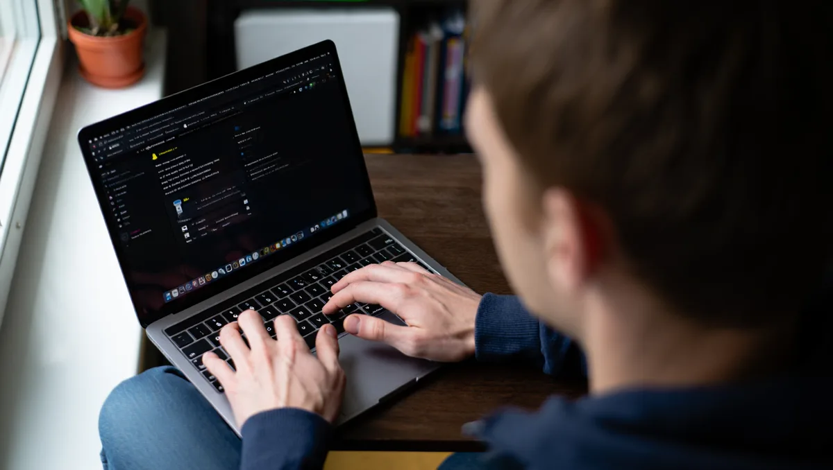 Que faire quand Snapchat Web pose problème ? — Les incidents les plus fréquents proviennent d’un navigateur obsolète, de permissions refusées ou d’un antivirus qui bloque l’accès à la caméra. Vérifiez d’abord les paramètres du navigateur et les autorisations, redémarrez la