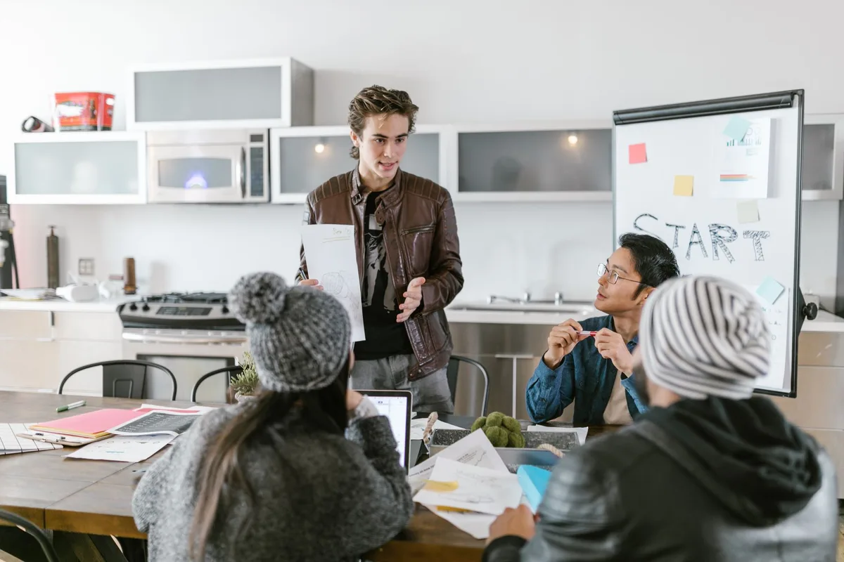 Entrepreneur réfléchissant à des stratégies de développement pour sa startup