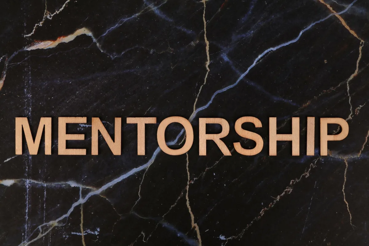 Mentor et entrepreneur en discussion pour analyser les priorités et les étapes de croissance