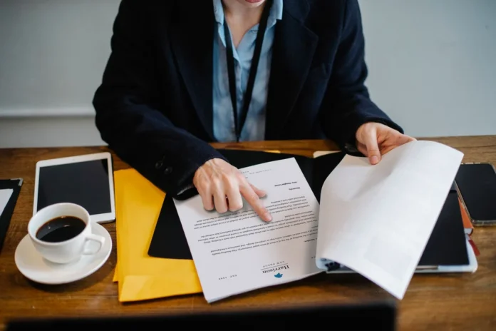 Lettre de réclamation datée et documents de bail sur un bureau, symbolisant les démarches formelles face à un trouble de