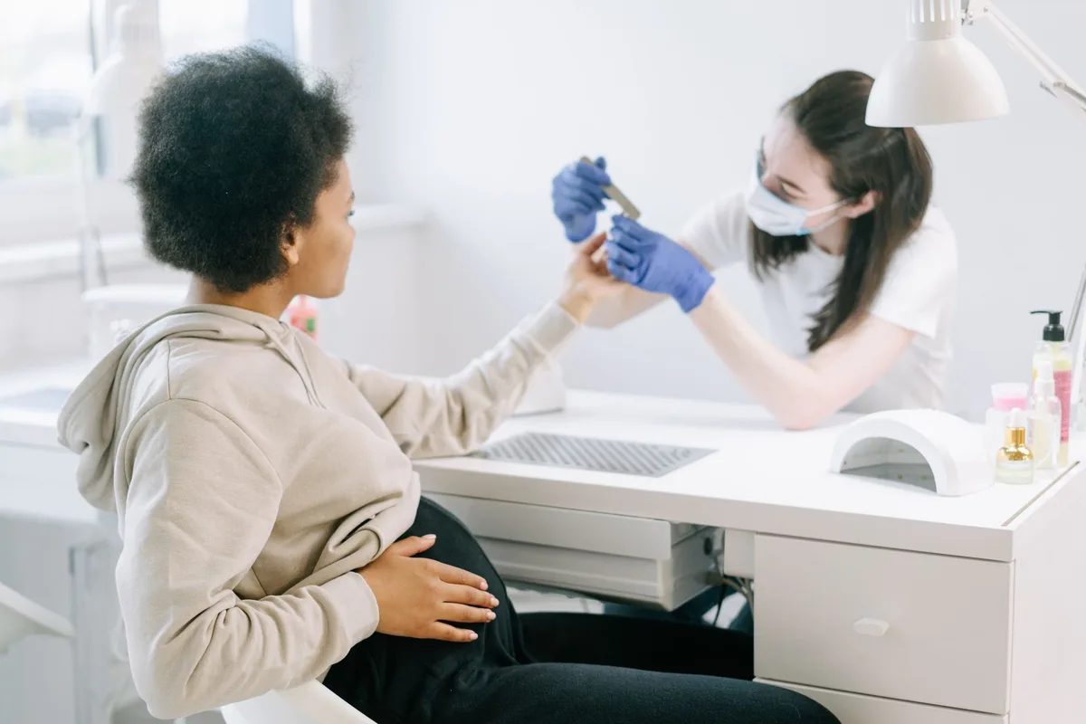 Salariée enceinte en environnement professionnel, symbolisant la protection légale en cas de rupture