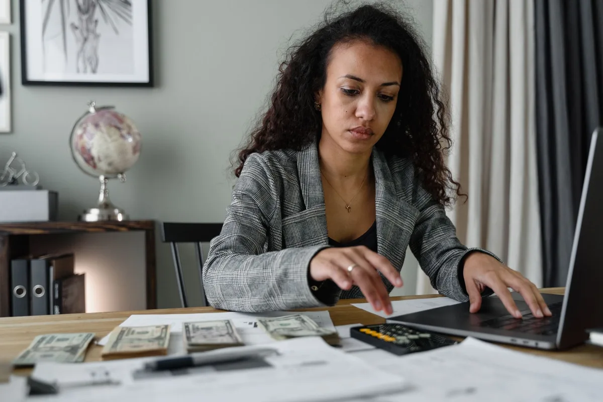 Fiche de paie et calcul de salaire avec documents administratifs