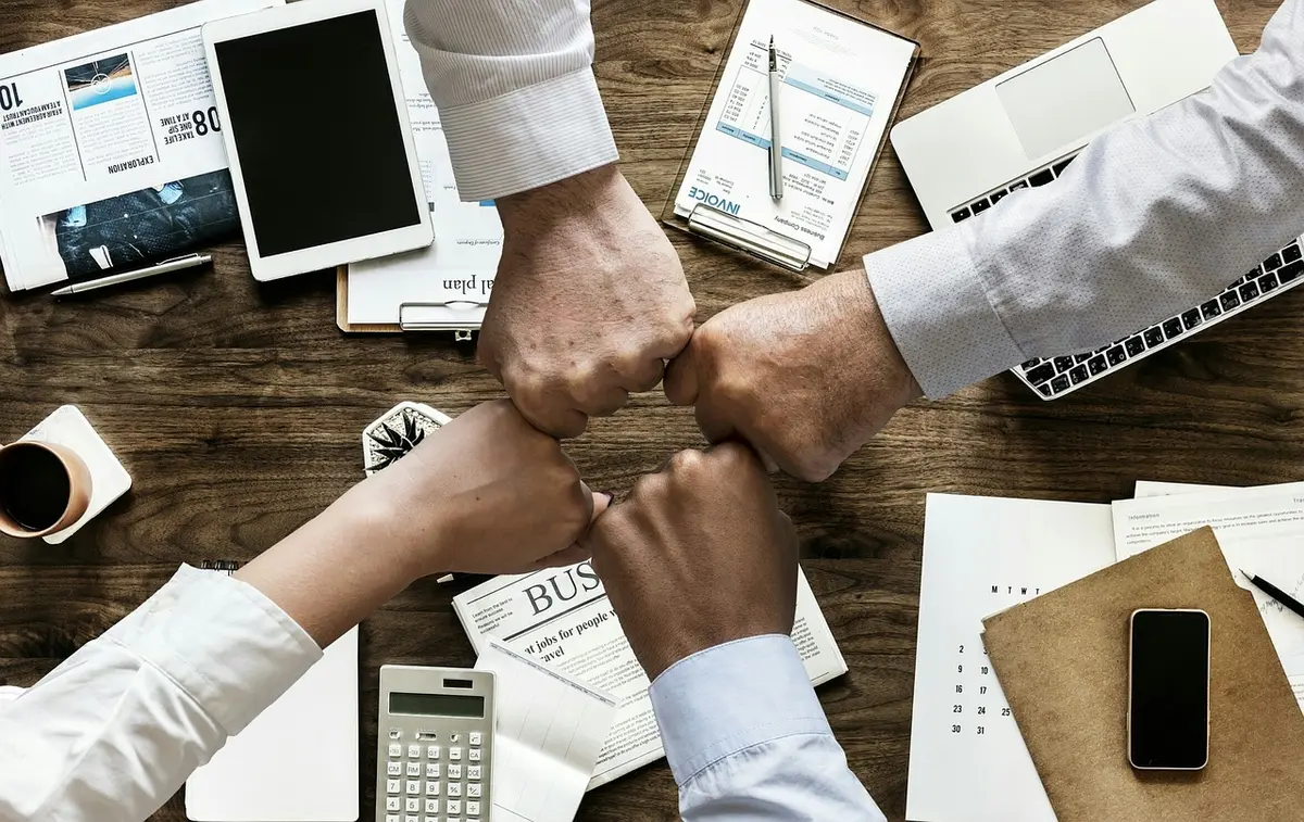 Calculatrice et facture montrant un calcul de vétusté pour un équipement