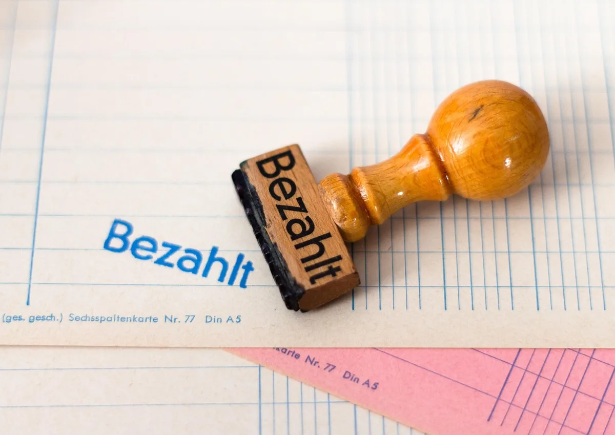 Documents fiscaux et calculatrice sur un bureau pour un bailleur