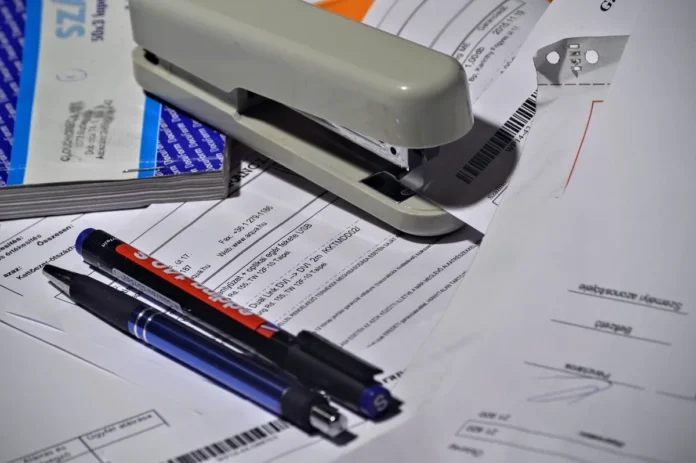 Documents d'affaires et relevés financiers organisés sur un bureau professionnel Documents d'affaires et relevés financiers organisés sur un bureau professionnel