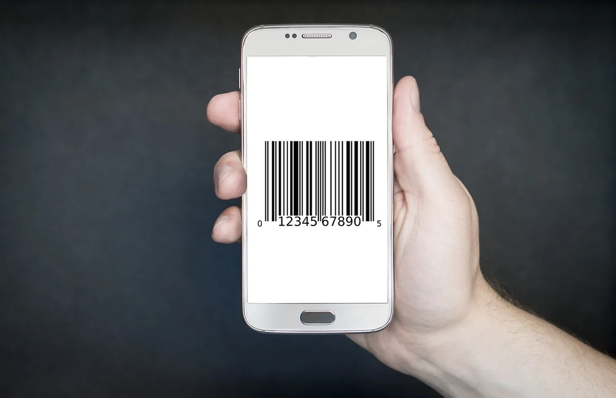 Gros plan sur un smartphone prêt à recevoir un paiement NFC