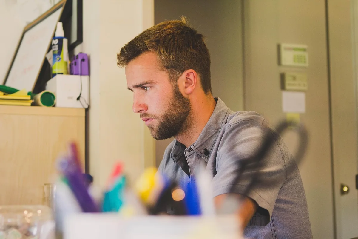 Entrepreneur comparant comptes personnels et professionnels pour éviter les erreurs
