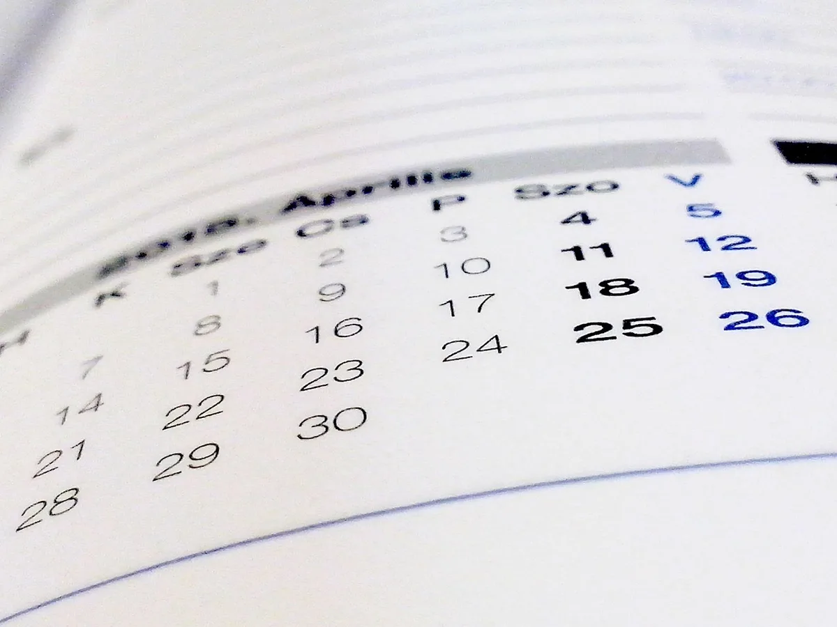 Calendrier posé à côté de documents juridiques pour symboliser la date du partage