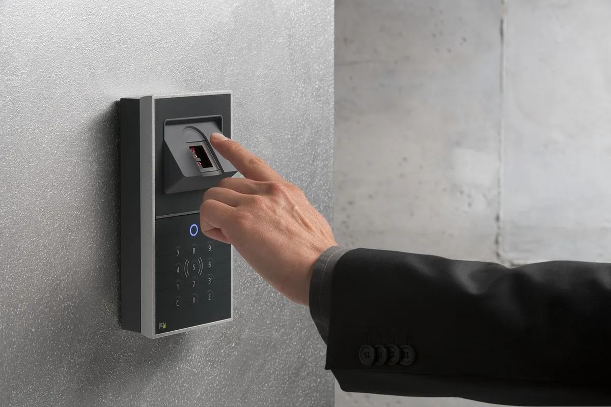 Ticket et facture en cours de numérisation près d'un scanner